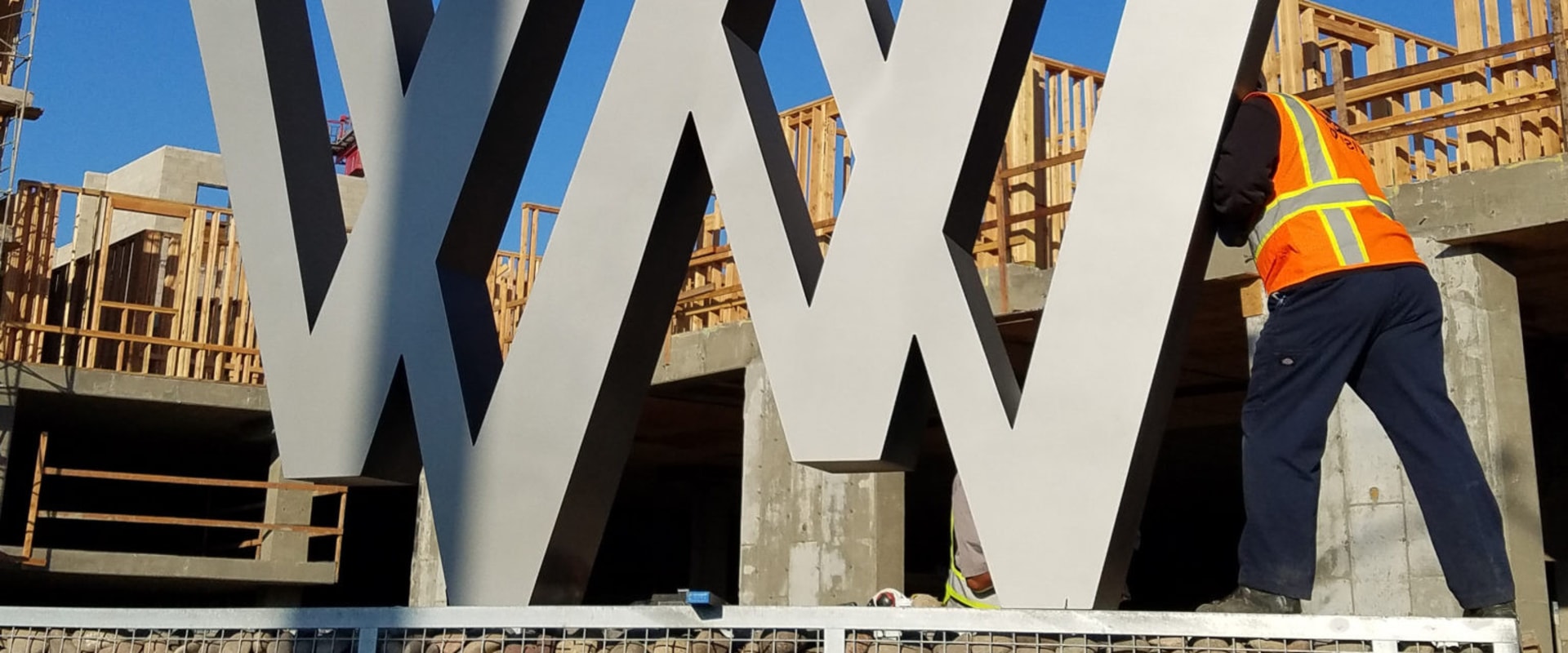 How Lighted Sign Contractors in Orange County Can Help You Stand Out in Your Industry